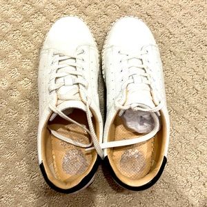 Women’s tennis shoes